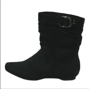 • Flat black faux suede boots •